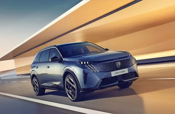 Pri Peugeotu napovedujejo, da se bo ta model pred kupce pripeljal 
letos jeseni.