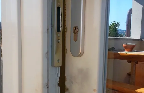 Vlomilci ponavadi vlamljajo na zunanji strani vrat, previdna domačinka iz Šentjan pa je v torek enega prisilila, da je moral vlamljati 
iz notranjosti in se reševati iz stanovanja. (Fotografija je simbolična)
