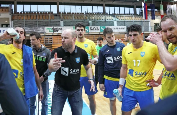 Nejc Poklar (v sredini) je dobršen del pretekle sezone vodil 
Koprčane tudi s klopi. 