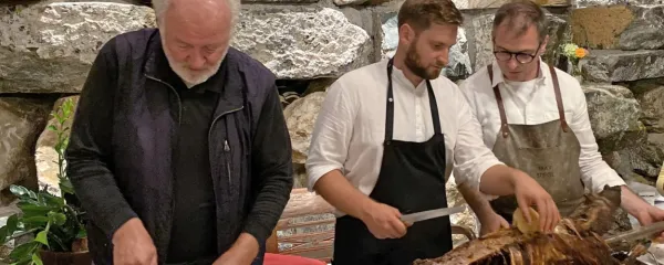 Lojze Wieser (levo) kot “arheolog kulinarike” in pomočnik znamenitega Maxa Stiegla (desno), kuharskega mojstra z 
Gradiščanskega, ki je po rodu iz Pirana. 