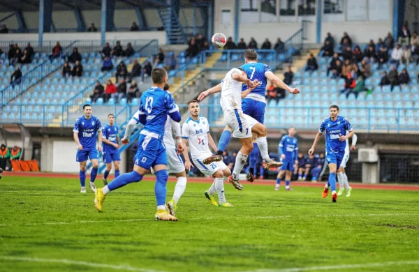 Novogoričani (v belih dresih) se nadejajo, da še niso zamudili 
zadnjega vlaka za prvo ligo. Dekančani (v modrem) so v letošnji 
sezoni še neporaženi v soočenjih s primorskimi tekmeci. 