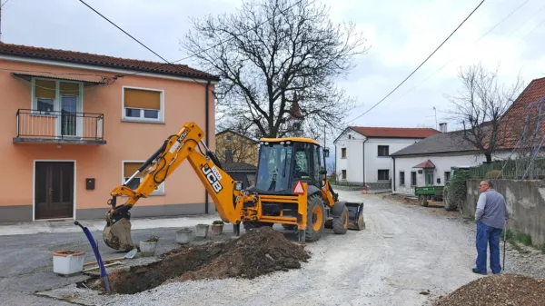 Direkcija za infrastrukturo v Harijah ureja vodovodne priključke, meteorno kanalizacijo in cestno razsvetljavo,  sledi še rekonstrukcija ceste skozi vas.