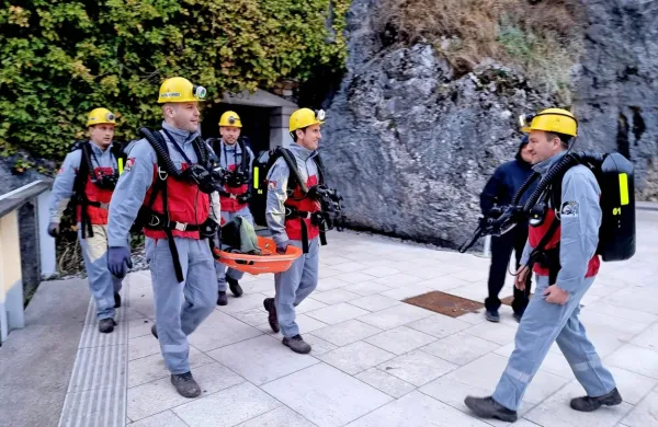 Velenjski rudarski reševalci so iz jame prinesli “ponesrečene” 
turiste.