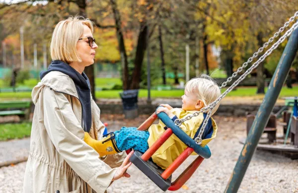 Slovenija je po deležu zaposlenih mam nad povprečjem EU, po deležu zaposlenih mam z vsaj tremi otroki 
pa zaseda celo tretje  mesto.