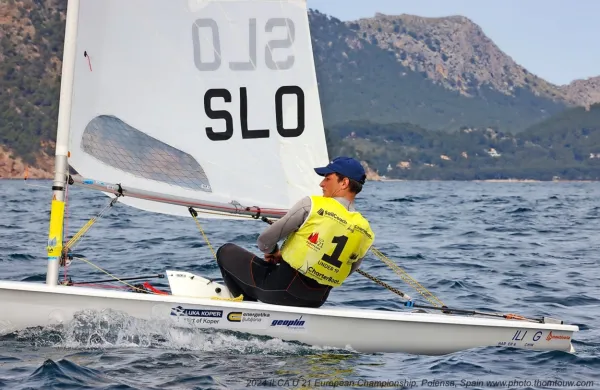 Sedemnajstletni slovenski jadralec Luka Zabukovec je na evropskem prvenstvu v razredu ilca v kategoriji do 19 let osvojil srebrno 
medaljo.