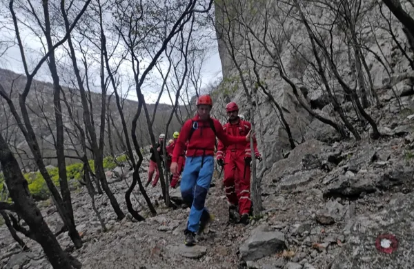 Hrvaški gorski  reševalci  so truplo mladega  plezalca  prenesli  po   
težko  dostopnem terenu  do vznožja.