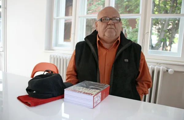 V 80. letu starosti je v soboto po daljši bolezni umrl bosansko-hercegovski pesnik, pisatelj in scenarist Abdulah Sidran. 