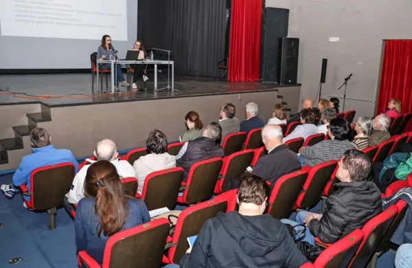 V izolskem kulturnem domu so občani prisluhnili predstavitvi 
idejne zasnove za zeleni kare v starem mestnem jedru. 