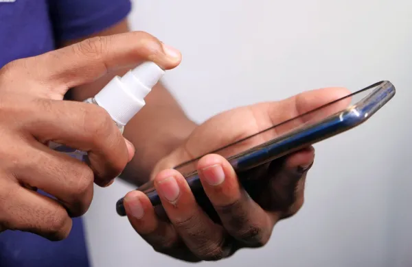 

Telefon očistite tudi z dezinfekcijskimi sredstvi in preprečite 
raznos bakterij.
