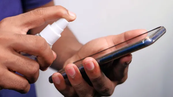 

Telefon očistite tudi z dezinfekcijskimi sredstvi in preprečite 
raznos bakterij.
