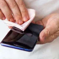 

Uporabite lahko tudi mehko krpo iz mikrovlaken ali dezinfekcijske 
robčke za mobilne telefone.