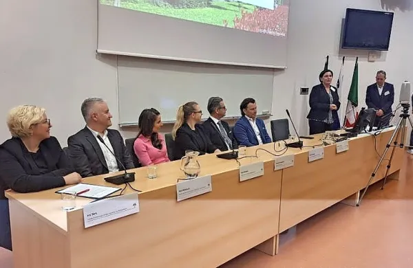 Na okrogli mizi o zaposlovanju v turizmu, ki jo pripravlja 
študentski svet Turistice,  gostje razpravljajo o zaposlovanju v 
turizmu.