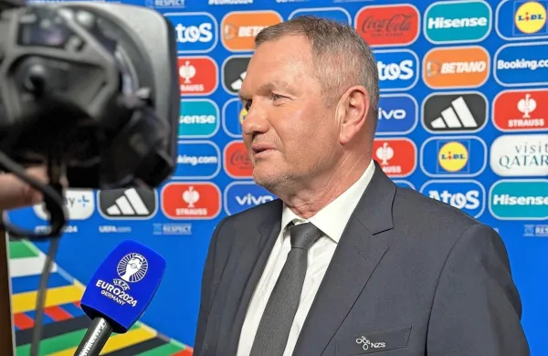  Slovenska nogometna reprezentanca bo v torek ob 20.45 v 
razprodanih Stožicah na drugi pripravljalni tekmi za letošnje 
evropsko prvenstvo gostila Portugalsko.