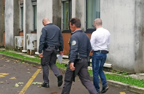 Karanfil  Xhabale  si  je  minuli  petek  vsaj  nekoliko oddahnil, saj  
sodnica  ni  razglasila  sodbe, temveč  je  ponovno  odprla  dokazni  
postopek,  da bi zaslišala  še  eno  pričo.  