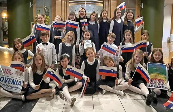 Za mladimi pevci je nepozabna pevska izkušnja, obogatena z 
različnimi glasbenimi delavnicami, obiskom osnovne šole v Busci, 
novimi prijateljstvi in zaključena s čudovitim sprejemom ponosnih staršev ob povratku pred OŠ Koper.
