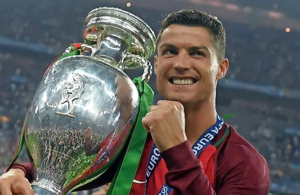 Cristiano Ronaldo se je v svoji karieri veselil  kopice moštvenih in 
posamičnih priznanj. 
