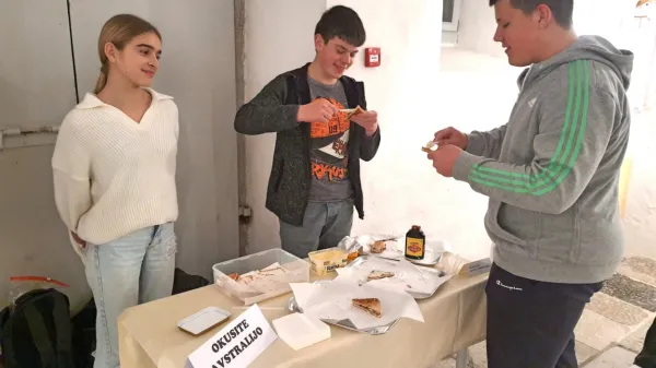 Učenci 8. in 9. razreda OŠ Jelšane so pripravili poseben namaz iz 
Avstralije po receptu izseljenke  Marije Iskra iz Novokračin, ki se je 
pred štirimi leti vrnila v rodni kraj.  