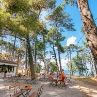 Lokali na plaži: ankaranska občina se ne bo več igrala gostinca