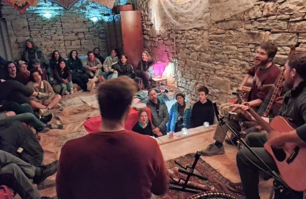 V Sokoličih so v stari hiši zapeli s Triom Brade.