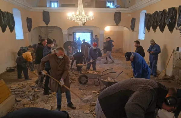 V  udarniški delovni akciji odstranjevanja betonskega tlaka je 
sodelovalo več kot 30 vaščanov. 