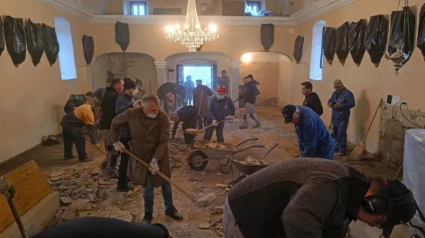V  udarniški delovni akciji odstranjevanja betonskega tlaka je 
sodelovalo več kot 30 vaščanov. 