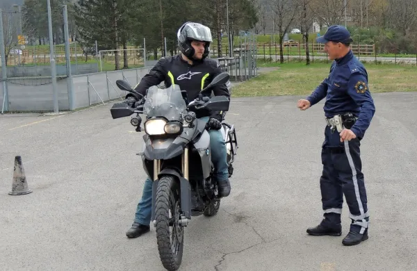 Predvsem starejši motoristi poslušajo koristne nasvete policistov. 
