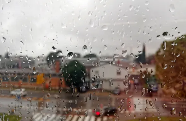 Popoldne in zvečer bo na zahodu in jugu začelo deževati