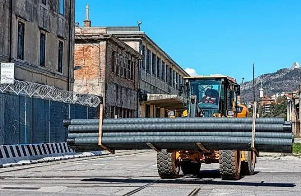 V Starem pristanišču so včeraj položili temeljni kamen za Monumentalno avenijo, s katerim so se začela gradbena dela na 1,2 
kilometra dolgi površini med prvo in drugo vrsto opuščenih 
skladišč.