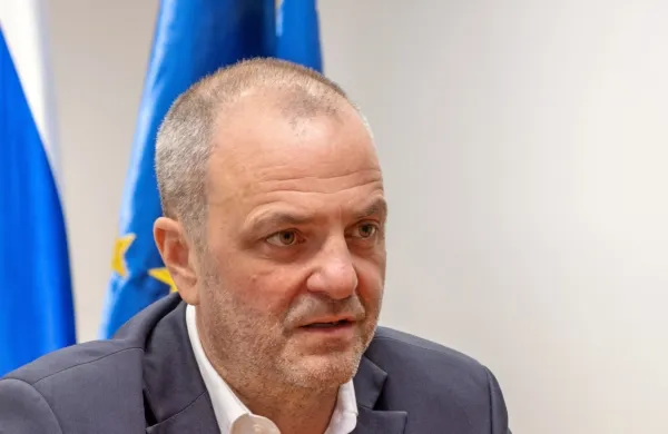 Po informacijah STA je med kandidati za evropske poslance tudi 
Uroš Brežan.