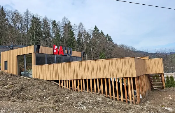 Novi objekt investitorja Luke Basija, ki nima ustreznih dovoljenj. 
Zakaj in ali bo sploh lahko ostal na Poseki? 