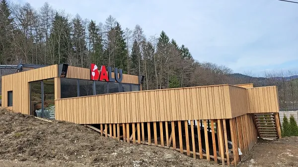 Novi objekt investitorja Luke Basija, ki nima ustreznih dovoljenj. 
Zakaj in ali bo sploh lahko ostal na Poseki? 