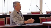 Upokojeni Franjo Keleminović  je  očitke  ves čas zanikal, lani je  
sodišču predlagal, da  bi prisojeno  enoletno  zaporno kazen  prestal  
z  vikend  zaporom    ali hišnim  zaporom, a  mu  na  sodišču niso 
ugodili.  