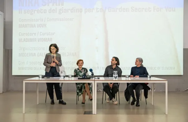 Slovenski paviljon so na novinarski konferenci predstavili (z leve): 
v.d. direktorice Moderne galerije Martina Vovk, ministrica za 
kulturo Asta Vrečko, kurator Vladimir Vidmar in umetnica Nika 
Špan. 
