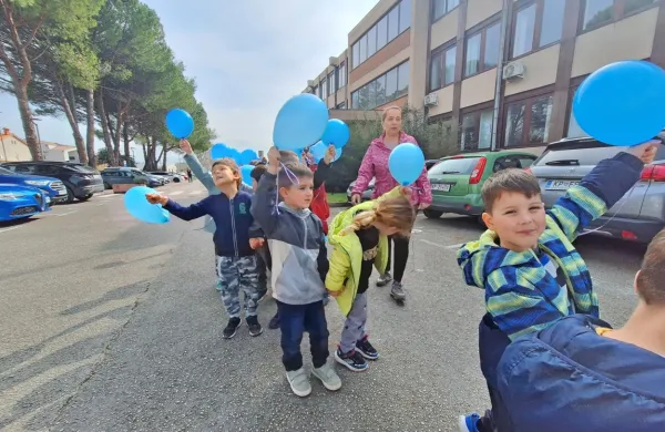 Malčki iz vrtca Polžek &Scaron;alara sprehod posvetili ljudem z Downovim sindromom