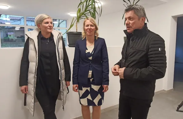 Delovanje novega  centra za mladoletne migrante brez spremstva 
v Postojni sta medijem in županu Igorju Marentiču (desno) 
predstavili vodja centra Lea Pignar (levo) in  direktorica vladnega 
urada za  oskrbo in integracijo migrantov Katarina Štrukelj.