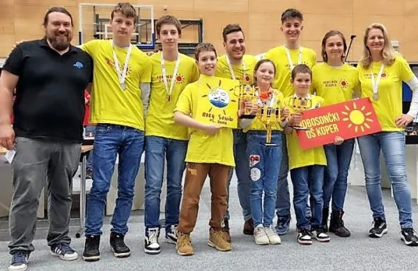 Ekipa   RoboSončki OŠ Koper je na nedavnem odprtem državnem 
prvenstvu FLL, ki ga organizira in izvaja Zavod Super glavce, 
dosegla prvo mesto v tekmi robotov.