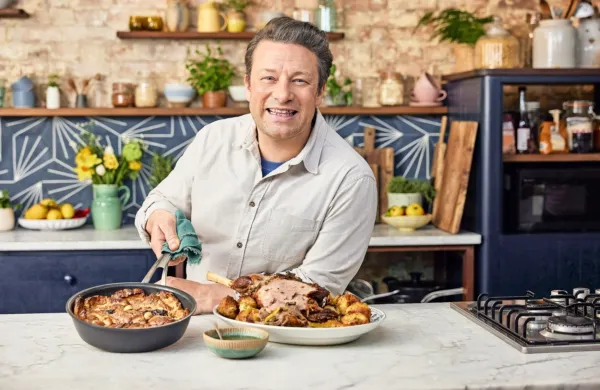 Jamie Oliver  je zaslovel z recepti za pripravo enostavnih in zdravih 
jedi, pisanih na kožo današnjim generacijam. 