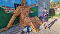  Nina Peče Grilc iz Zavoda Škrateljc pred Velikanom, ki roko 
usmerja v peterokraki stolp v Kubedu. 
