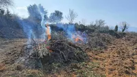   Na vprašanje, kako morajo zdaj postopati lastniki zemljišč, ki bodo 
kurili naravne ostanke na svojih parcelah, so z uprave za zaščito in 
reševanje odgovorili, da tako kot doslej. Prijavitelji pokličejo na 112 in 
prijavijo kurjenje.