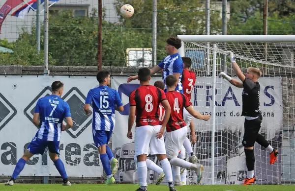 Jesenski obračun Tabora (v rdeče črnih majicah) in Jadrana v 
Sežani se je razpletel v korist Dekančanov, ki so zmagali z 2:1. Kako 
bo danes?