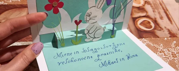 Voščilnico je izdelala gospa, ki ima sicer  močno okvarjen vid, a ji 
kreativnosti  ne manjka. 