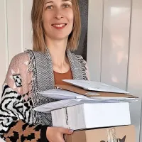 Danijela Horvat Samardžija z voščilnicami, ki so v zadnjem mesecu 
prihajale vsak dan  