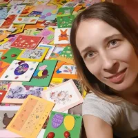 Danijela Horvat Samadržija ob delu  voščilnic, ki so jih izdelali srčni ljudje.