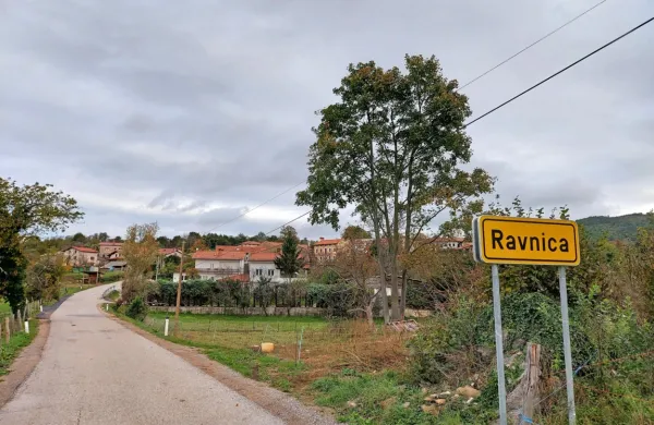 V Ravnici, kjer  imajo že dolgo slab  signal, nestrpno čakajo na novo 
bazno postajo.