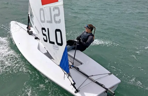 Lin Pletikos (na fotografiji) bo jadrala v konkurenci 117 jadralk. 
(Foto: Samo Vidic)