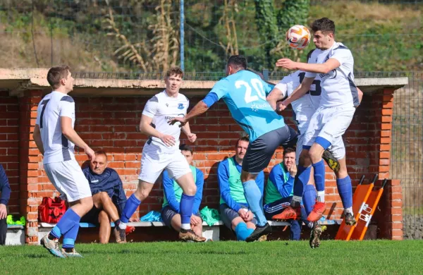 Bistričani (v svetlejših dresih) so zanesljivo na poti do naslova v 
primorski ligi. 