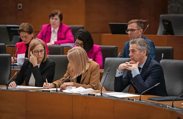 Poslanci DZ so s 45 glasovi za in nobenim proti prestavili razpravo 
in odločanje o predlogu novele zakona o zdravniški službi na eno 
od prihodnjih sej.