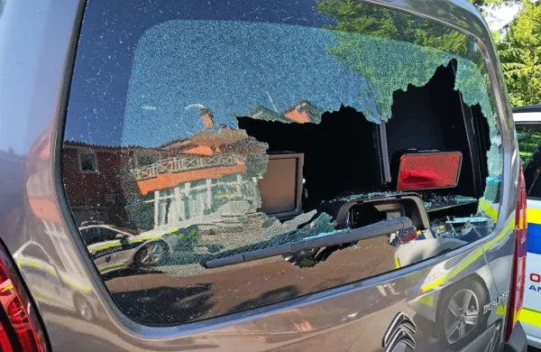 V  zavetju noči  so na makadamskem  parkirišču  pri  postojnskem  
pokopališču  razbili   stekla  na petih  avtomobilih,  policisti  so  tri  
osumljene  že  povezali  z vandalskim  početjem  (fotografija  je  
simbolična).   