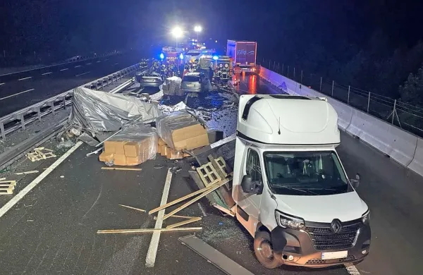 Po  trku  v zadnji  del      so      s  tovornega  vozila  na  avtocesto  popadale 
škatle, iz   nekaterih  so se nato   raztresli    zamaški.  V  tovor  je  nato    
zadel   voznik  drugega  avtomobila.    