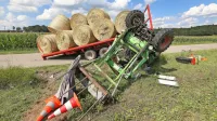 Kabina ali varnostni lok preprečujeta, da bi se ob prevračanju 
traktor  zvrnil na traktorista. 